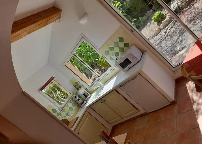 Gite Provencal Independant Avec Piscine Chauffee : Le Suy Bien